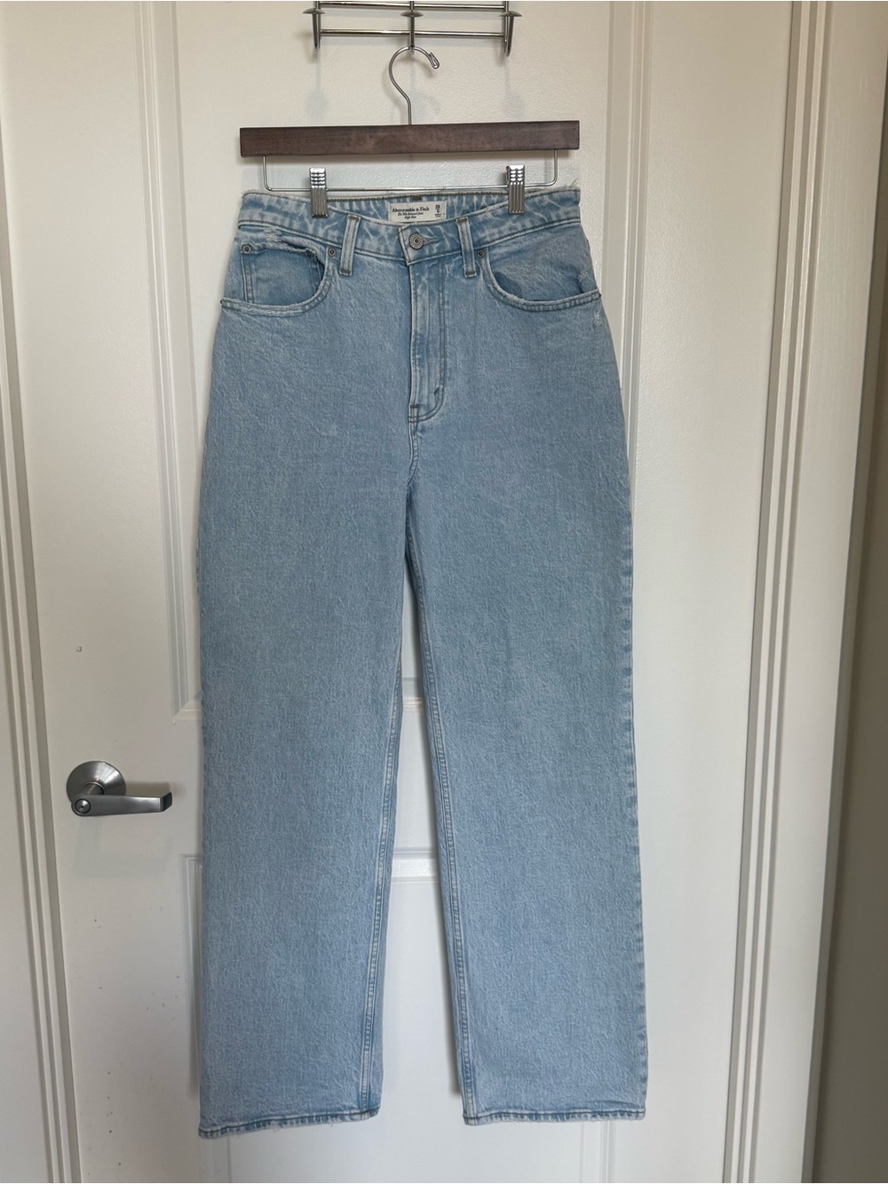 Abercrombie and Fitch The 90’s Relaxed Jean High Rise Curve Love